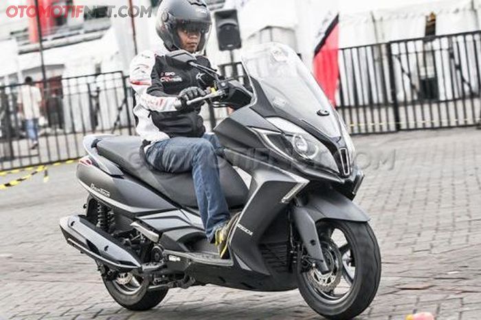 First ride Kymco Downtown 250i