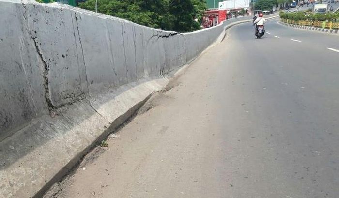 Aspalnya terlihat ada yang bergelombang di beberapa titik