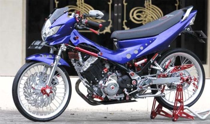 Ilustrasi penggunaan ban balap pada motor harian