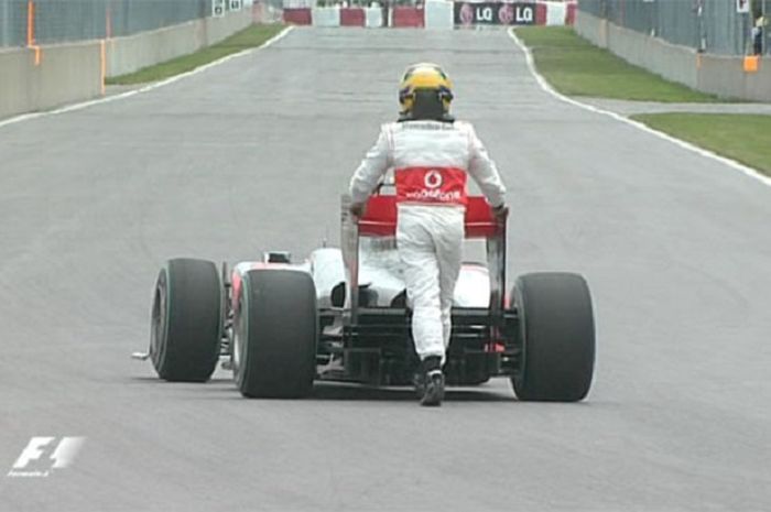 Lewis Hamilton mendorong mobilnya usai kualifikasi F1 Kanada 2010