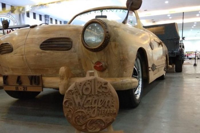 VW Kharman Ghia dengan body kayu