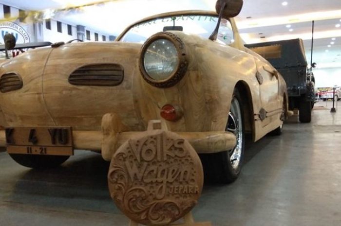 VW Kharman Ghia dengan body kayu
