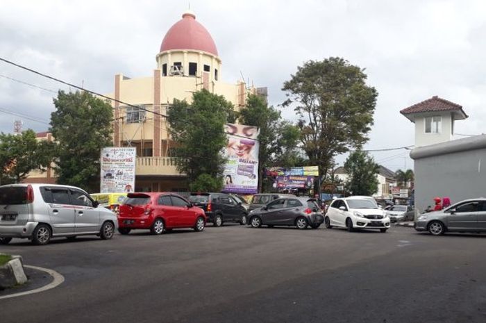 Persimpangan Jalan Ahmad Yani, Kabupaten Garut. 