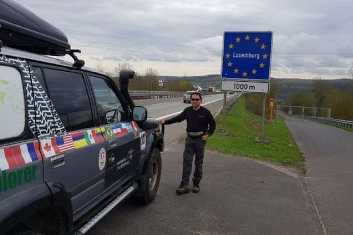 Sunny Ruslie berpose di salah satu daerah di Eropa yang dilintasi dalam perjalanan ekspedisi keliling dunia tim Happy Go Lucky