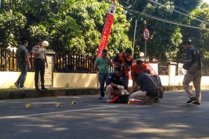 Tim Labfor Cabang Semarang Bareskrim Polri mengambil sample dari lokasi kejadian