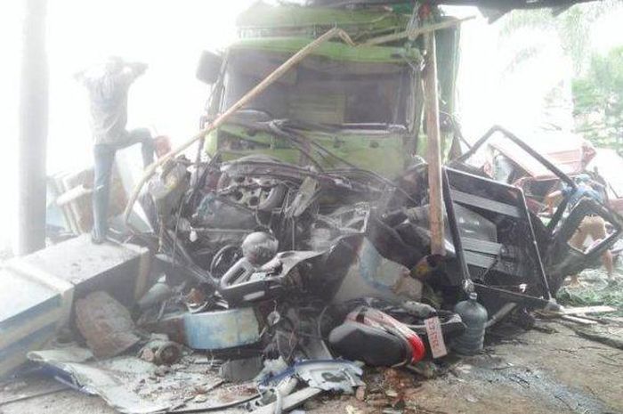 Kecelakaan maut akibat truk meluncur kencang menghantam area parkir RS Siti Aminah Bumiayu, Brebes, 