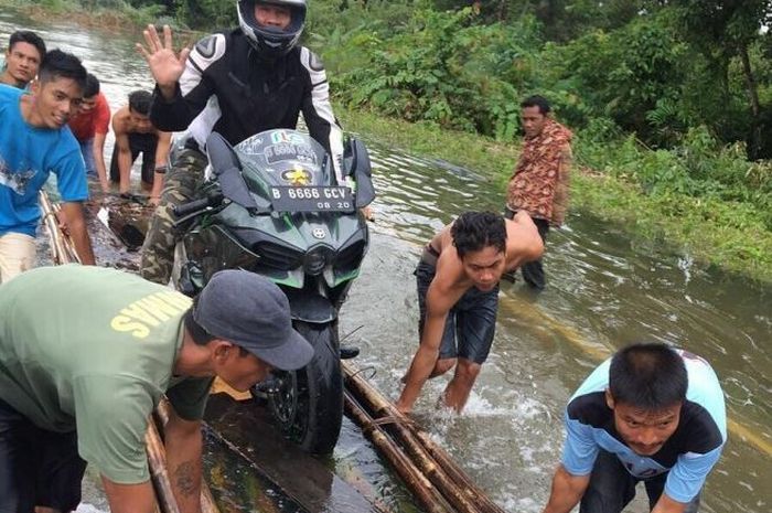 Ilustrasi moge melewati banjir