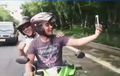 Ngakak, Biker Asik-Asik Selfie, Jidat Polisi Sampe Kejedot Handphone