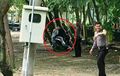 Kocak, Polisi Mengendap-Endap Dekati Pasangan Mesra Di Atas Motor, Ekspresinya Bikin Ngakak