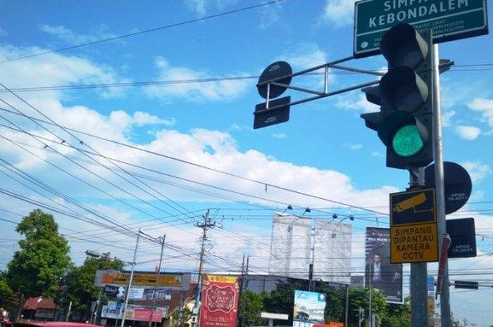 Papan peringatan 'Simpang Diawasi Kamera CCTV' terpasang di kompleks Simpang Kebondalem, Kota Purwokerto