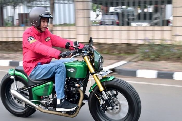 Presiden Jowoi naiki motor custom di Tangerang