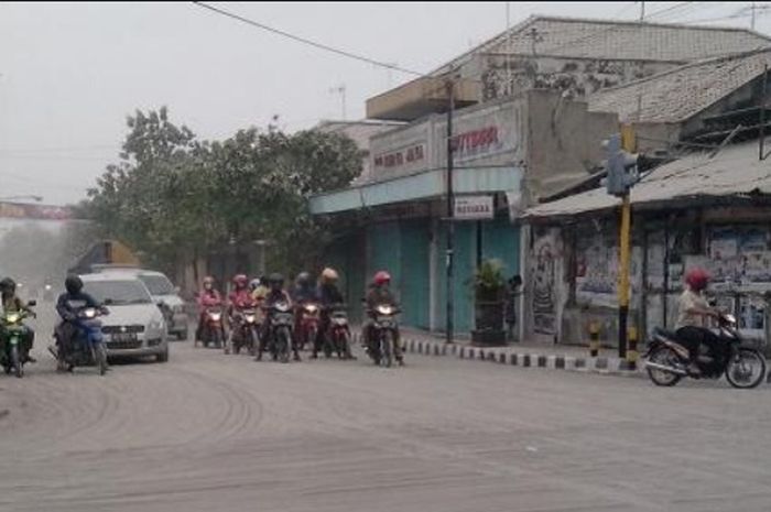 Ilustrasi berkendara di tengah abu vulkanik