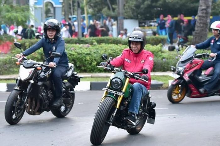 Jokowi bersama rombongan berkendara santai