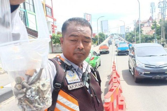 Temuan ranjau paku sampai satu gelas air mineral di Kawasan Overpass Manahan Solo.  