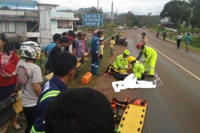 Dua pelajar meninggal usai menabrak pagar pembatas jalan di tikungan Jl Sumantri Bojonegoro, Kelurahan Magani, Kecamatan Nuha, Luwu Timur, Sulawesi Selatan (Sulsel), Kamis (21/2/2019).