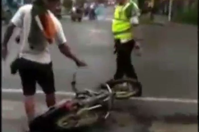 tragedi banting motor kembali terjadi, kini motor brondol di Lumajang, Jatim