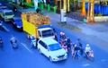 Ngeri, Saat-Saat Pengendara Motor Hampir Saja Tergilas Truk Di Lampu Merah
