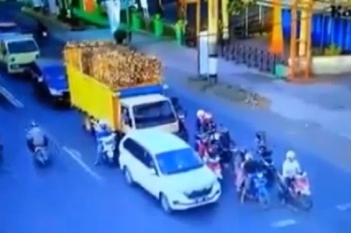 Pengendara motor hampir saja terlindas truk di setopan lampu merah 