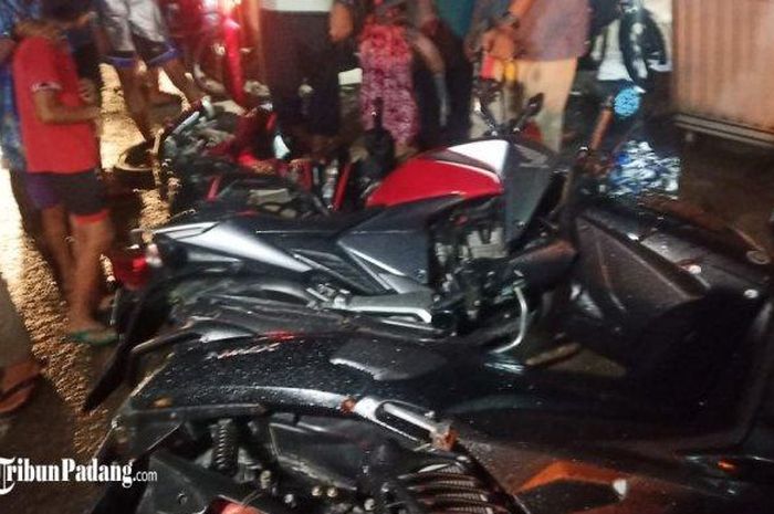 Sejumlah sepeda motor rebah setelah ditabrak truk di Bandar Buat, Padang, Kamis (5/3/2020) menjelang malam. 