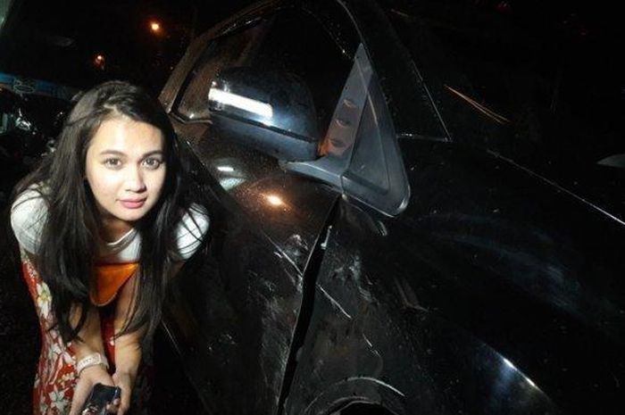 Panik hingga menangis, mobil artis Dea Imut ditabrak sampai ringsek, Senin (3/12/2018)