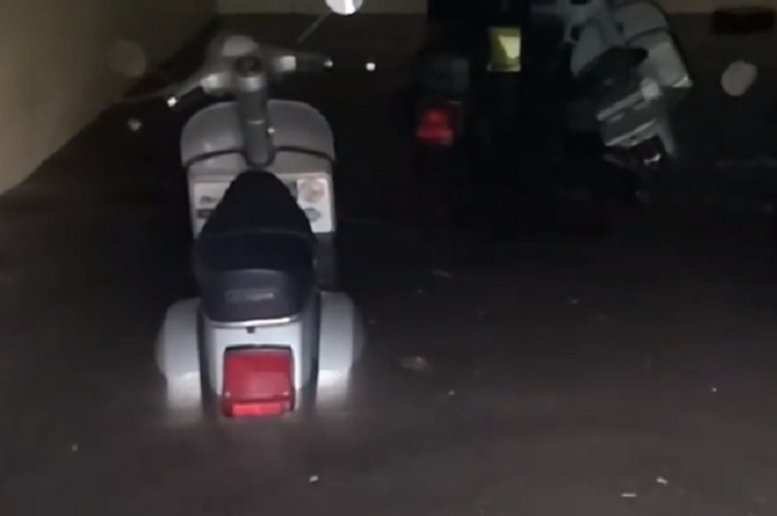Tiga Vespa terendam air hujan di garasi, pemilik tidur