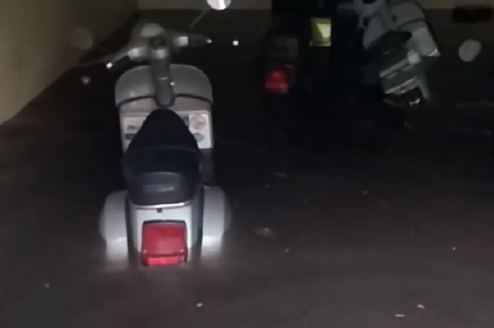 Tiga Vespa terendam air hujan di garasi, pemilik tidur