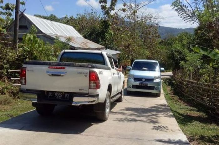 Ilustrasi berpapasan di jalan sempit