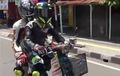 Sedappp...Orang Boncengan Naik Yamaha V80 Siang-Siang, Ngeliat Kostumnya Jadi Berasa Gerah