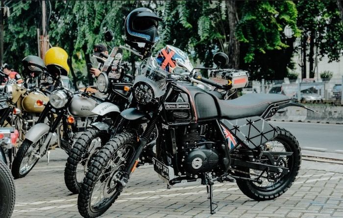 Seger liat di parkiran banyak Royal Enfield hasil modifikasi