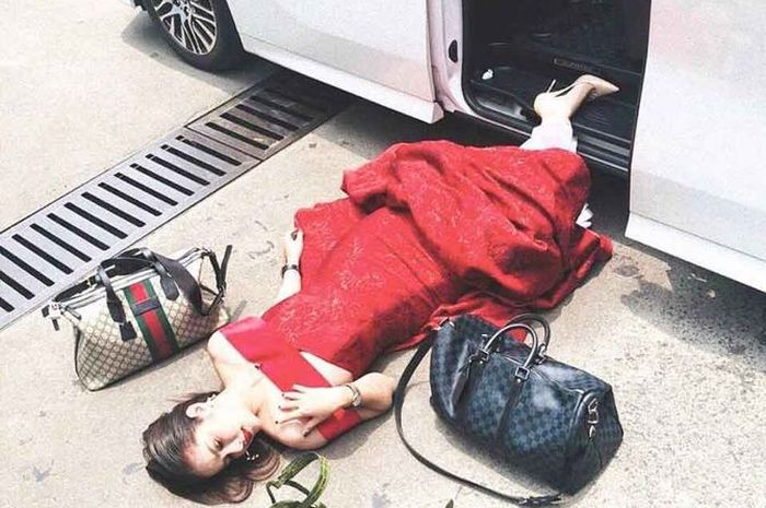 Artis Olla Ramlan terlihat 'terjatuh' dari Toyota Alphard