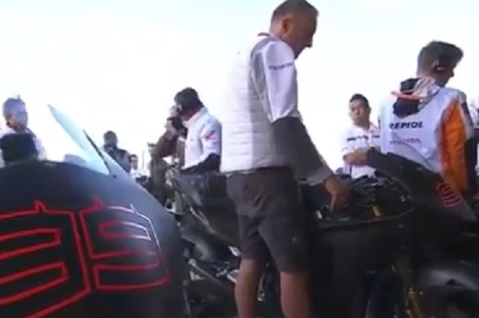 Motor Honda milik Jorge Lorenzo dipersiapkan untuk tes di Valencia.