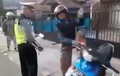 Video Menolak Ditilang Polisi, Pemotor Ngamuk Jatuhkan Motor dan Banting Helm