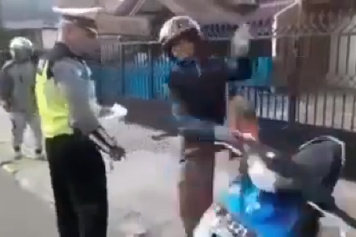 Pemotor ngamuk saat ditilang polisi