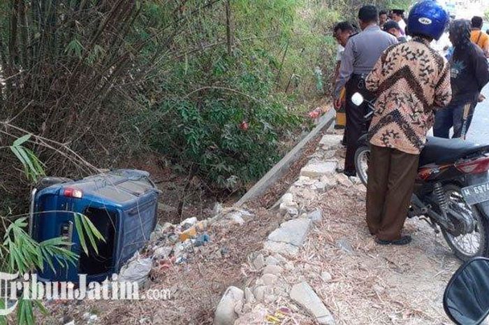 Isuzu Panther terjun ke perkebunan sedalam empat meter di Pamekasan, Madura