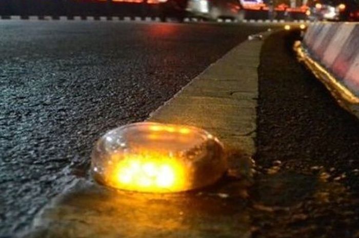 Paku jalan berfungsi memantulkan cahaya