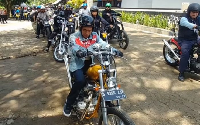 Presiden Jokowi bersiap untuk memacu motornya