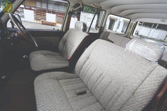 Interior Toyota Land Cruiser FJ60 ini tampak seperti keluar dari pabrik