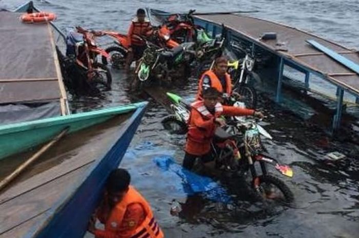 Perahu motor ditumpangi peserta trail adventure karam membuat motor terendam