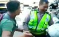 Video Pemotor Melawan Arah Ngamuk ke Polisi, Tak Terima Ditegur, Langsung Lemparkan Pukulan