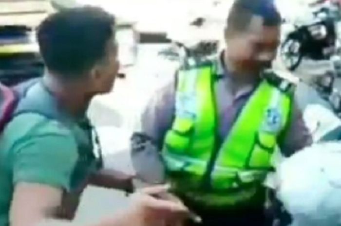 Pemotor mengamuk dan pukul anggota polisi di Makassar.