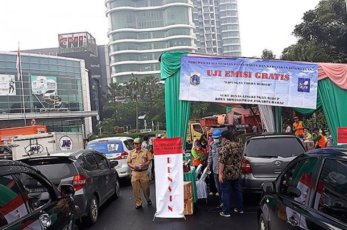 ILUSTRASI: Uji emisi yang dilakukan oleh Suku Dinas Lingkungan Hidup Jakarta Barat di Jalan Puri Elok, Kembangan, Jakarta Barat. 