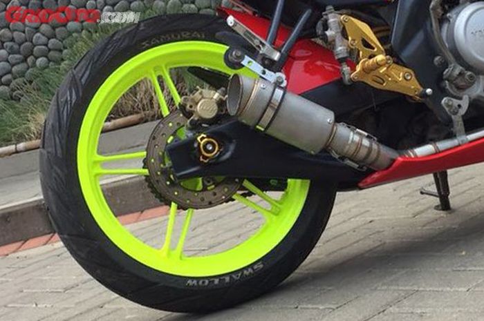 Pelek motor yang warnanya kuning stabilo