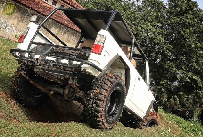 Daihatsu Rocky ini kena banyak mutilasi pada bagian bodi.