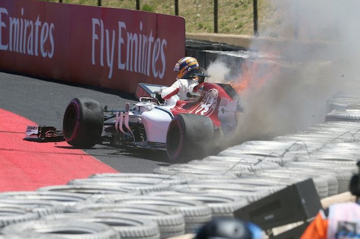 Marcus Ericsson keluar dari mobilnya yang terbakar