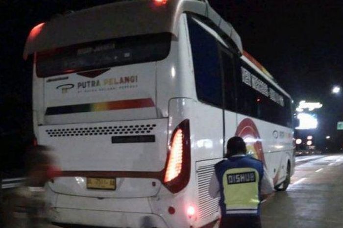 Arti kode lampu sein dari Bus AKAP yang wajib diketahui.