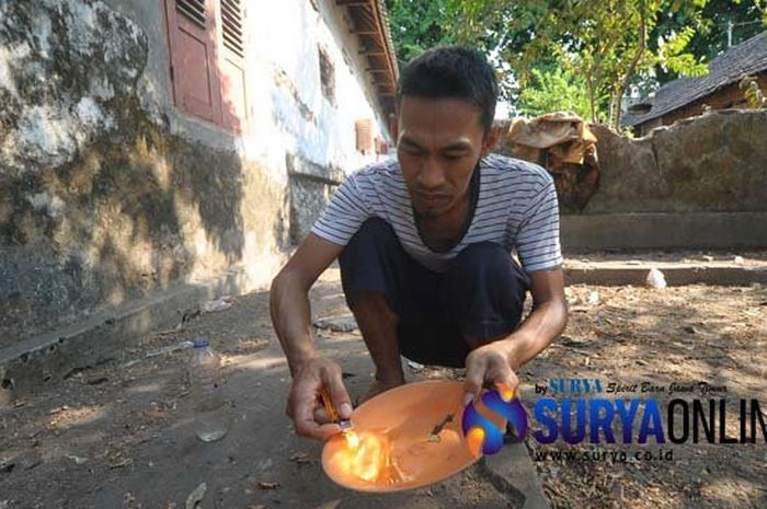 Khoirudin (35) pemilik sumur yang diduga mengandung bensin