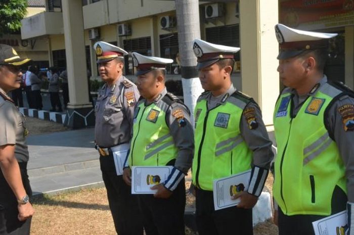 Empat anggota Satlantas Polresta Solo mendapat penghargaan dari Kapolresta Solo, (17/9/2018)