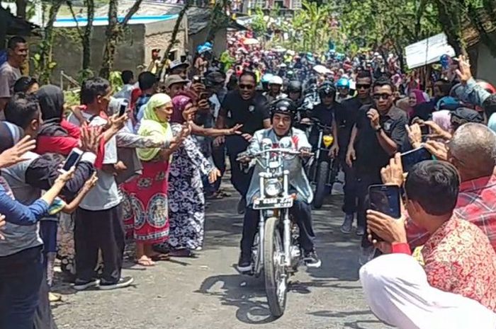 Paspampres harus lari-lari mengawal Presiden Joko Widodo yang naik motor Chopperland di Sukabumi, Minggu (8/4/2018)