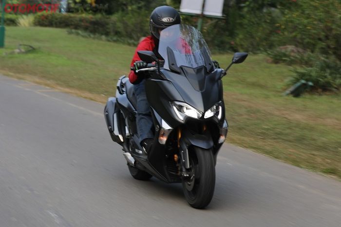 Yamaha TMAX DX merupakan skutik mewah dengan mesin 530 cc