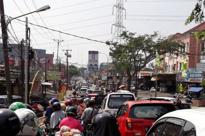 Jalan KH Hasyim Ashari yang menyambungkan kawasan Kunciran - Ciledug